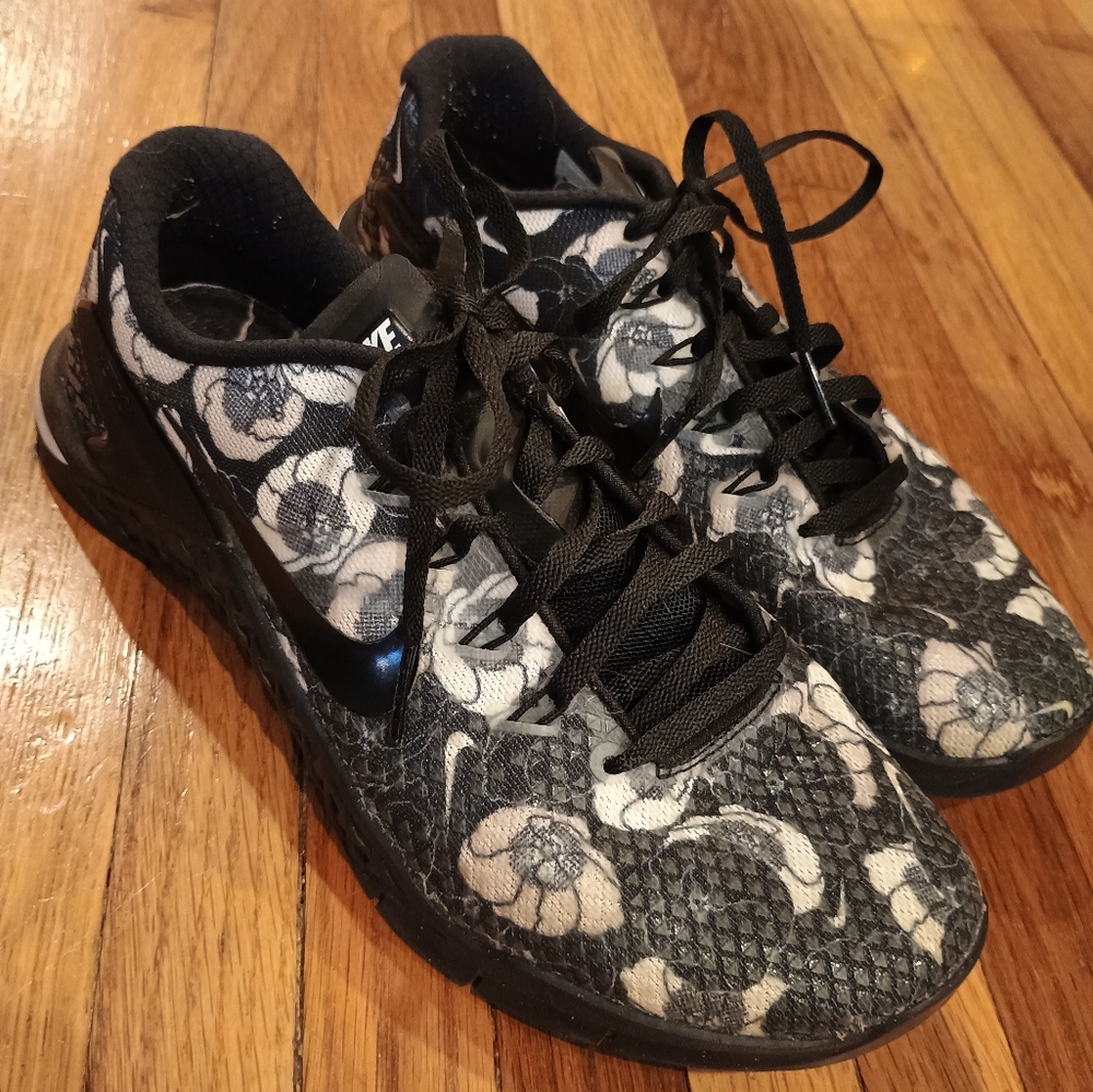 Nike metcon 4 XD premium floral print running shoes women’s size 8
